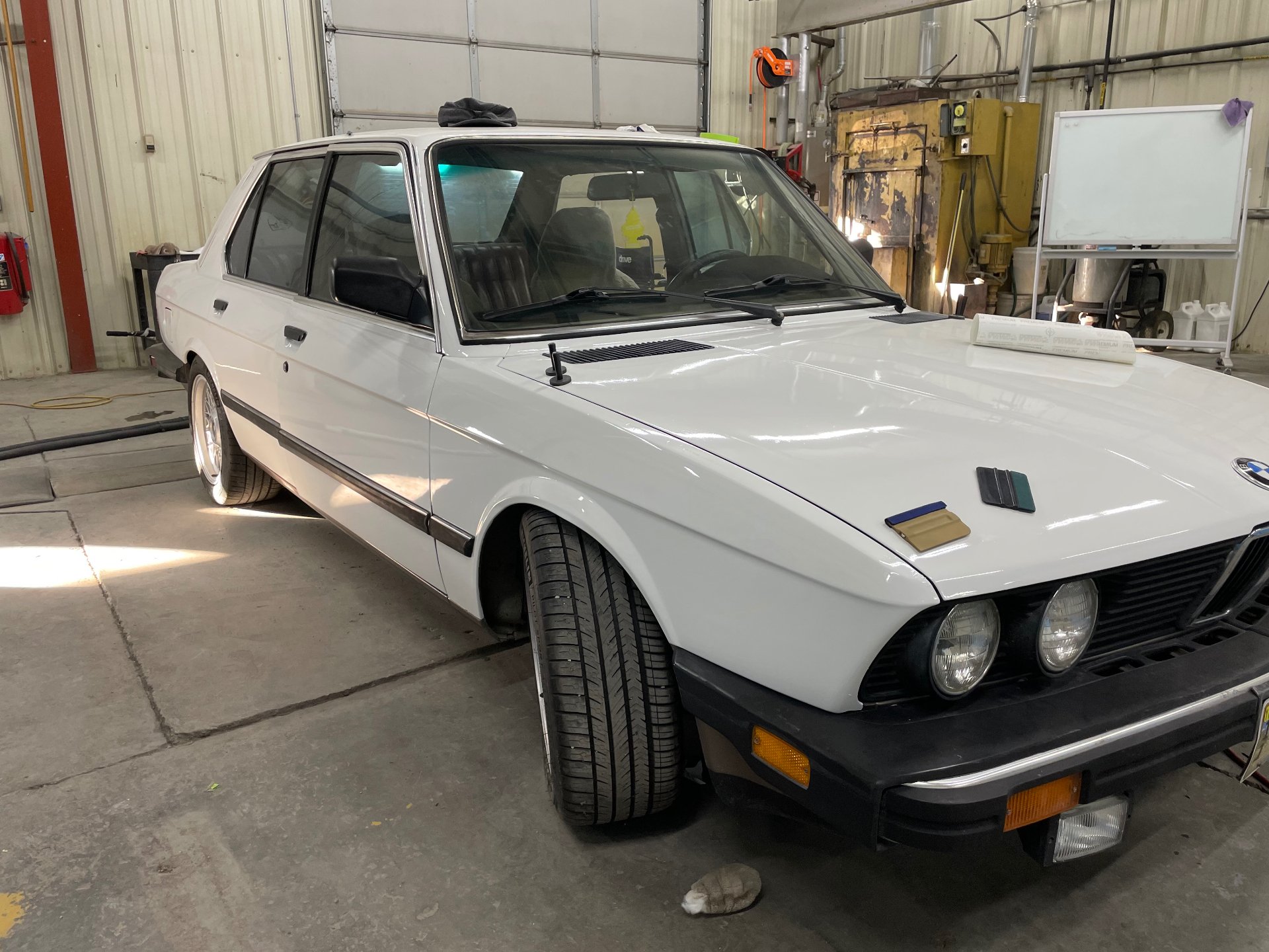 BMW E28 5-series white custom build